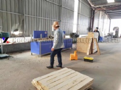 Máquina biseladora de largueros de paletas de madera
