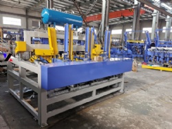 Máquina para clavar bloques de aserrín de madera
